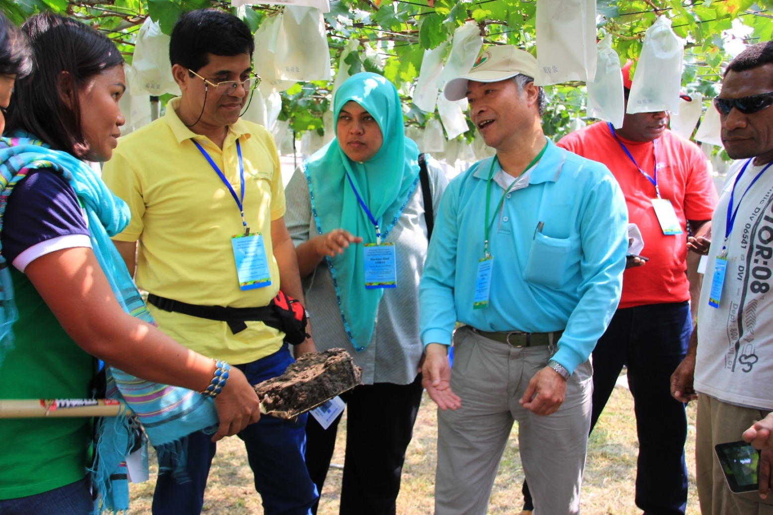 學員向本場講師陳鴻堂詢問土壤採樣相關細節