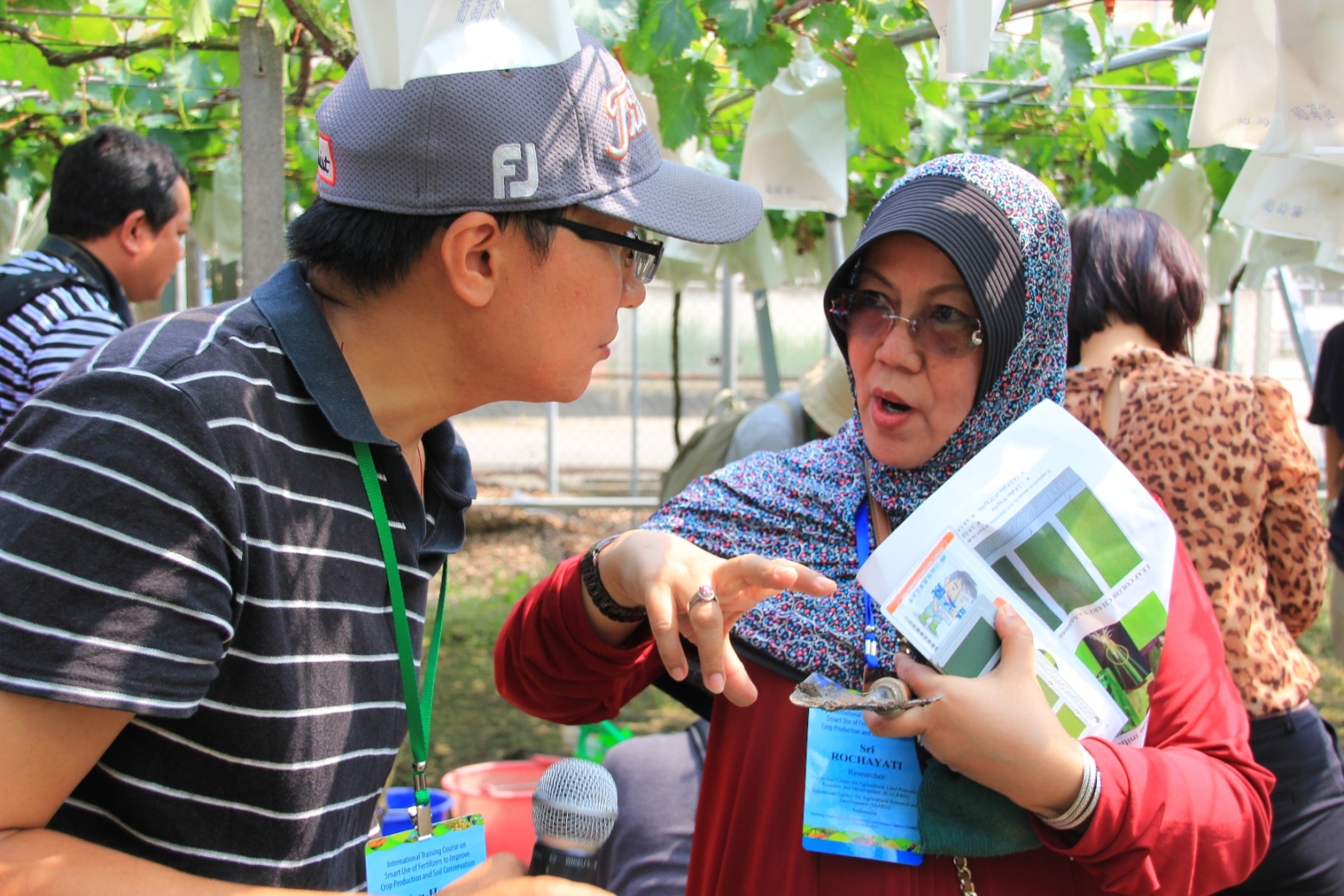 講師曾宥綋仔細聆聽學員提出問題