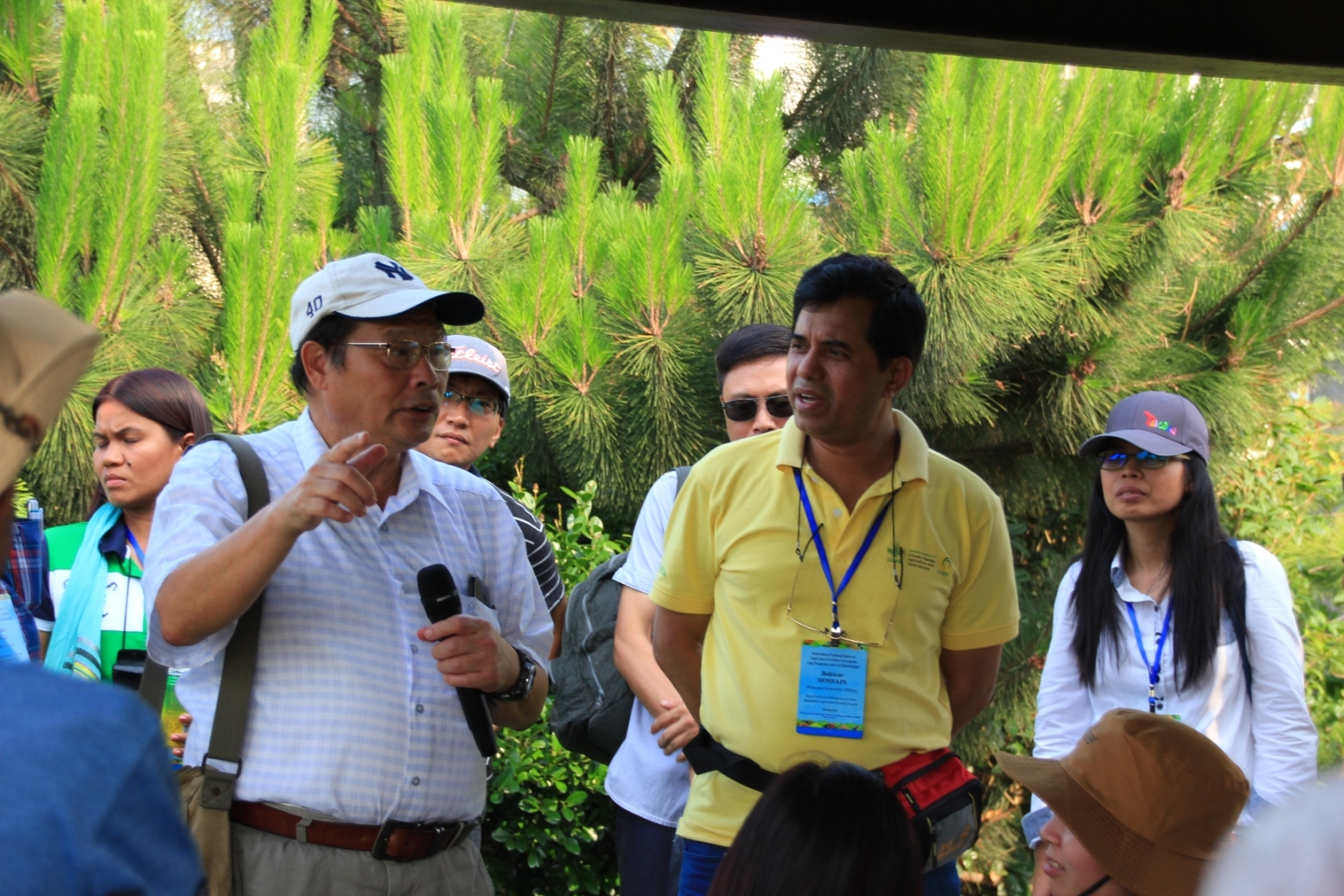 高德錚副場長在二林有機農場向學員說明臺灣的紅龍果產業 