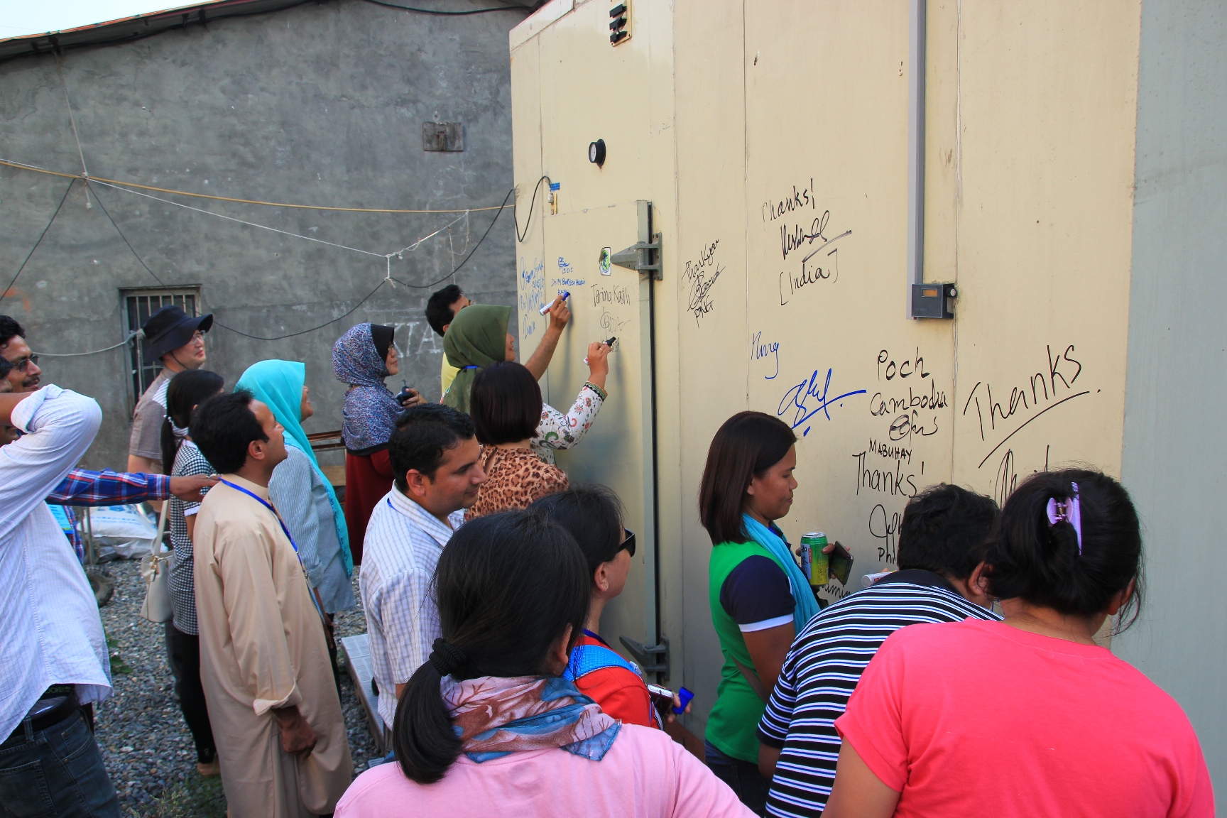 應農家的要求，學員在二林農家的冷藏庫簽名留念