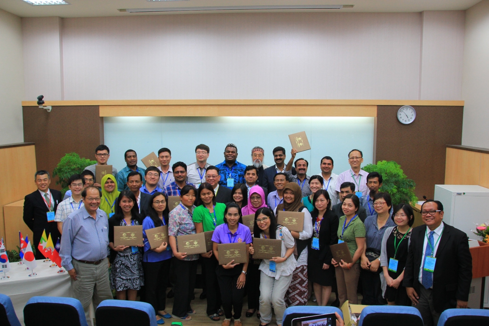 學員領取結訓證書，臺灣之行豐收滿滿