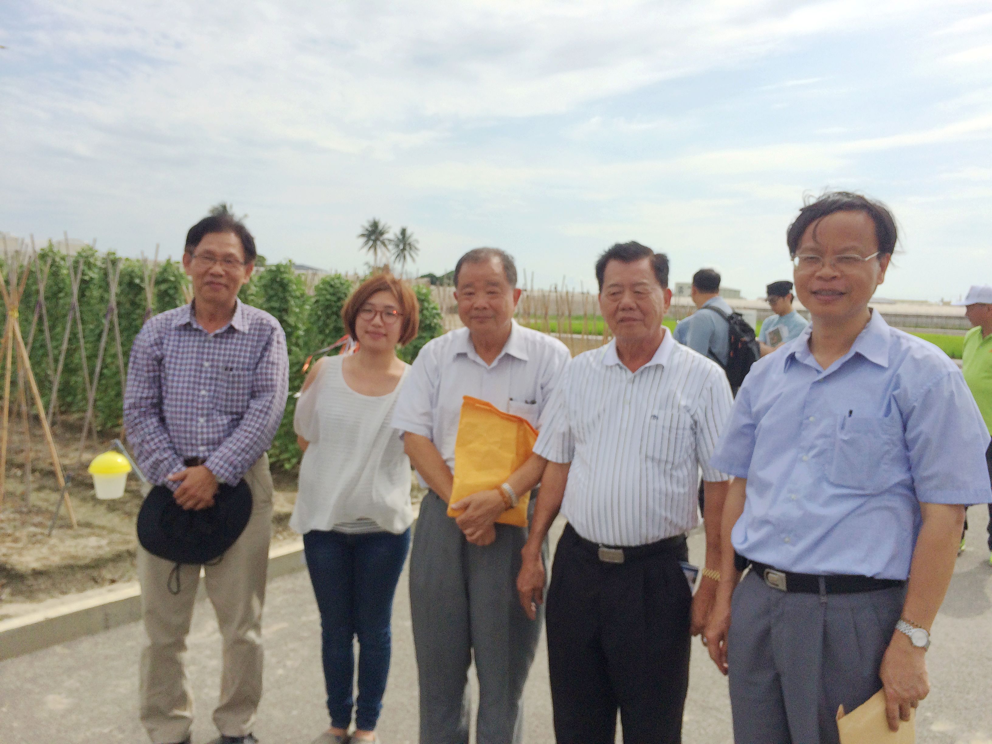 冷凍蔬果工業同業公會劉貴坪理事長 ( 右 3) 親自來場指導，與林學詩場長 ( 右 1) 及相關研究人員進行意見交流