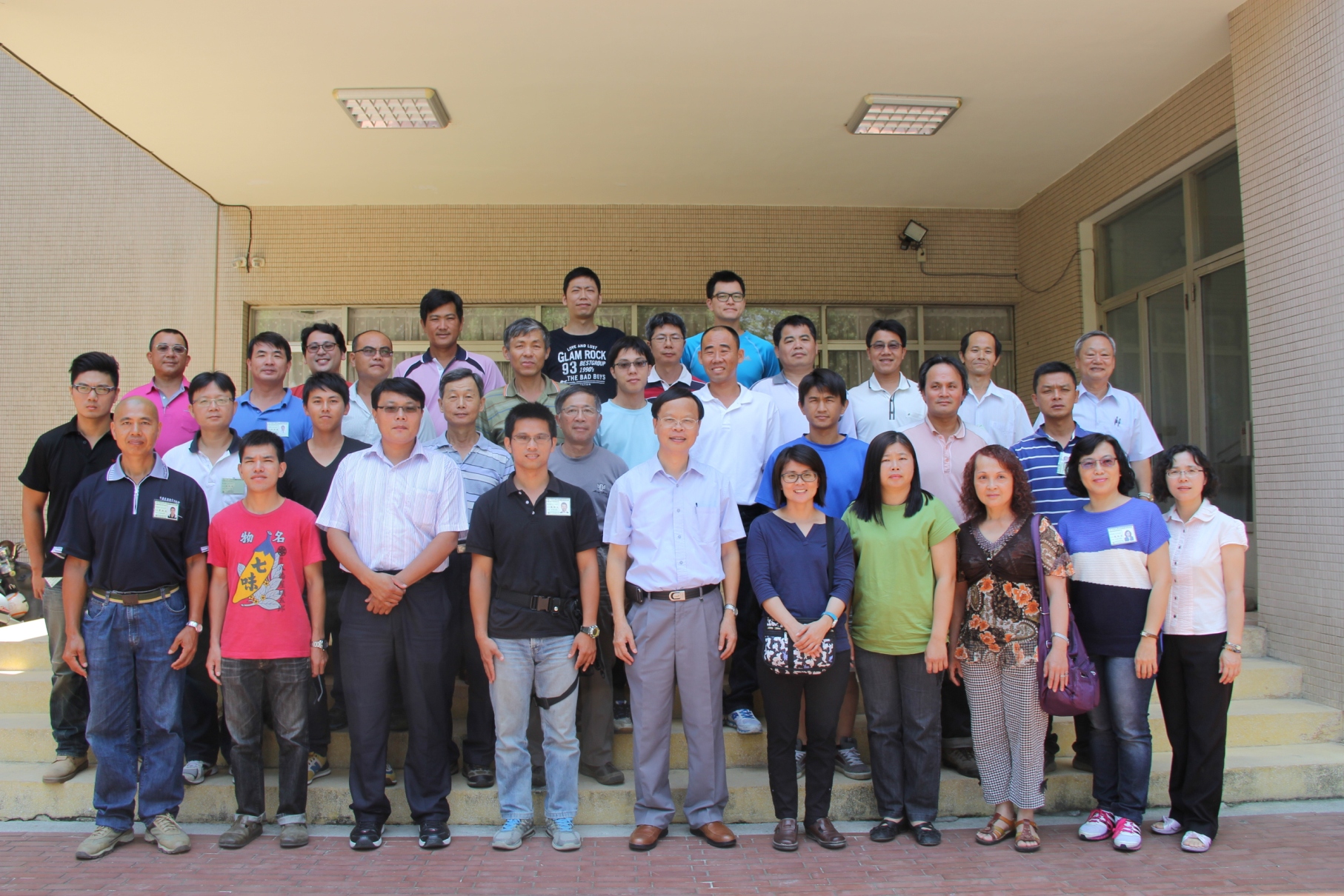 林學詩場長 ( 中 ) 與紅龍果栽培管理第二班學員合影