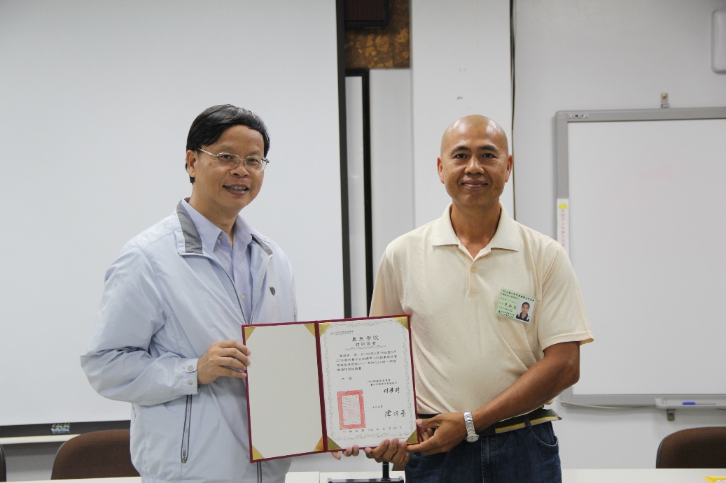 林學詩場長主持結訓座談會並頒發證書