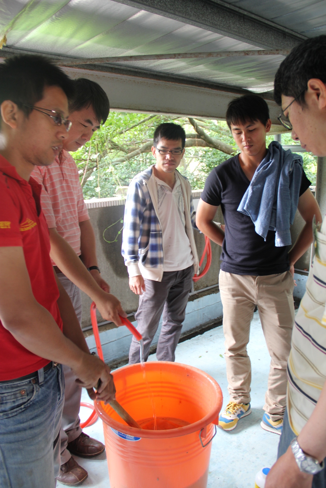 學員實際操作微生物液肥