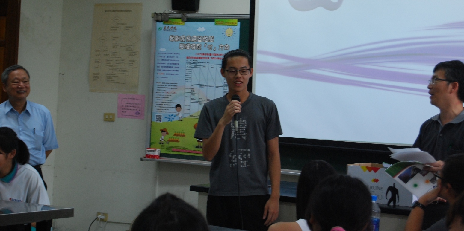 本場林錦宏課長 ( 左一 ) 、與員林農工李明昭主任 ( 右一 ) 共同主持課程開訓及學生自我介紹