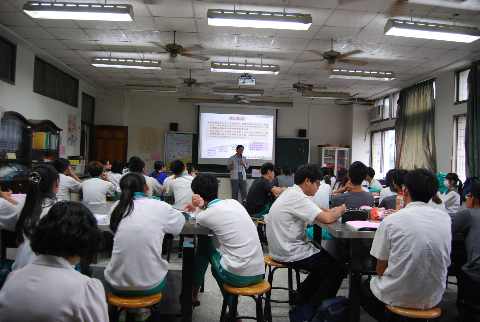 林學詩場長向學生講解現階段農業政策與未來發展 