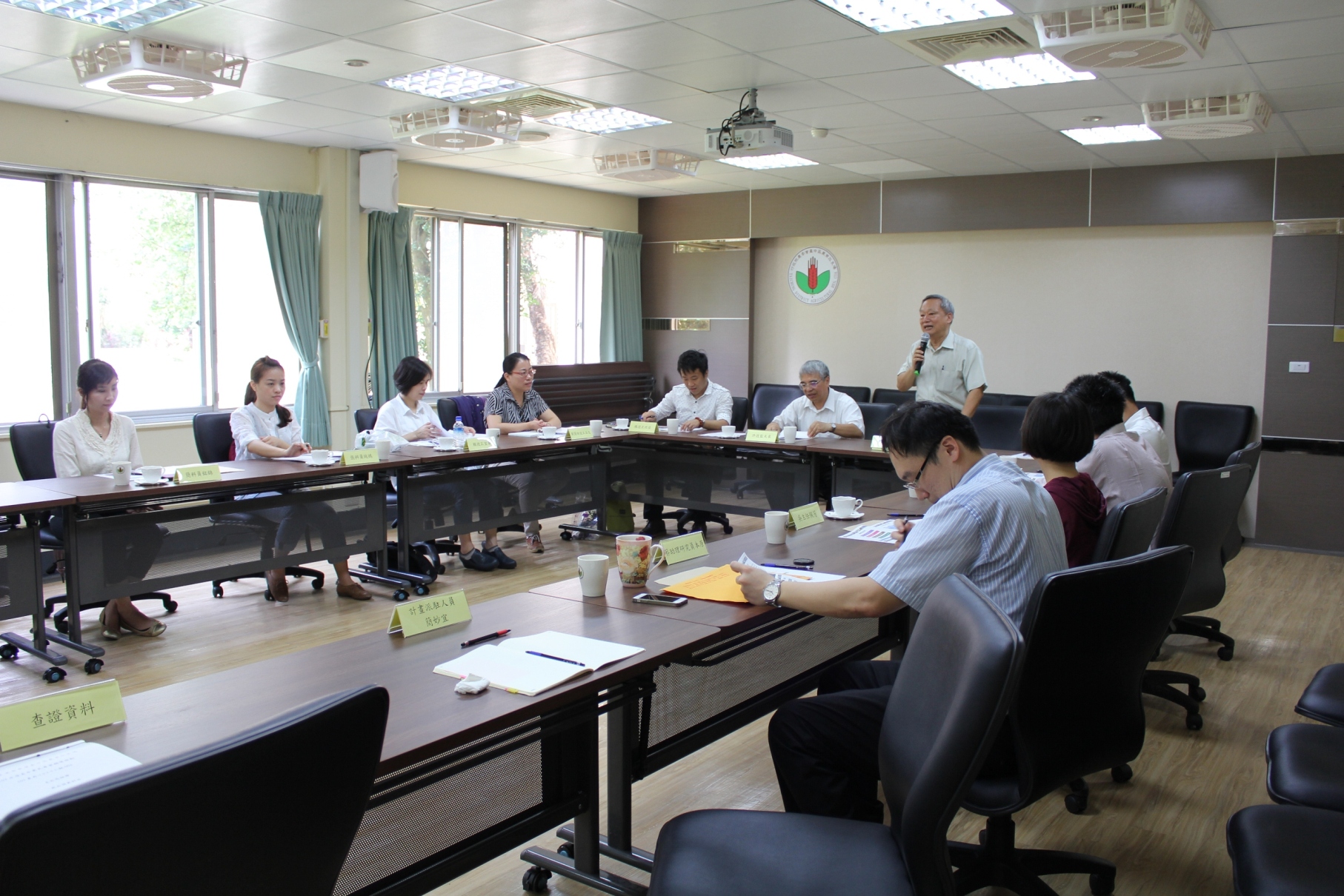 農委會許天來技監率團至本場進行計畫查證， 林錦宏課長（站立者）代表本場致歡迎詞 