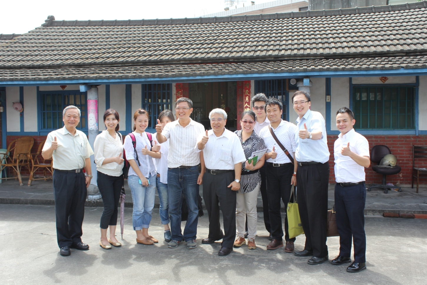 許宏賓青年農民（左四）與許天來技監（左六）及查證委員開心地在自家前合照 