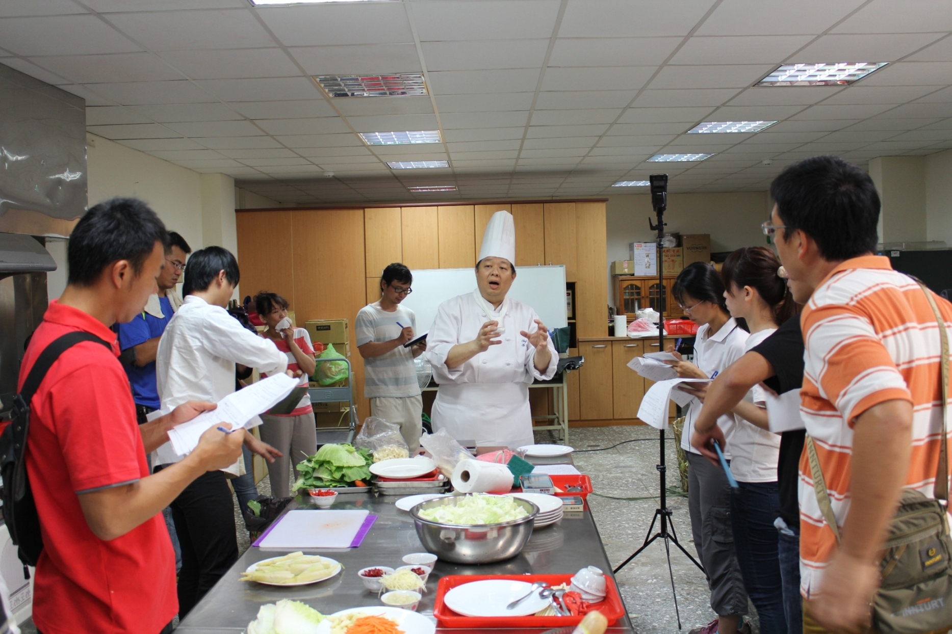 曾秀保師傅教導青年農民料理製作技巧，青年農民筆記重點並討論交流