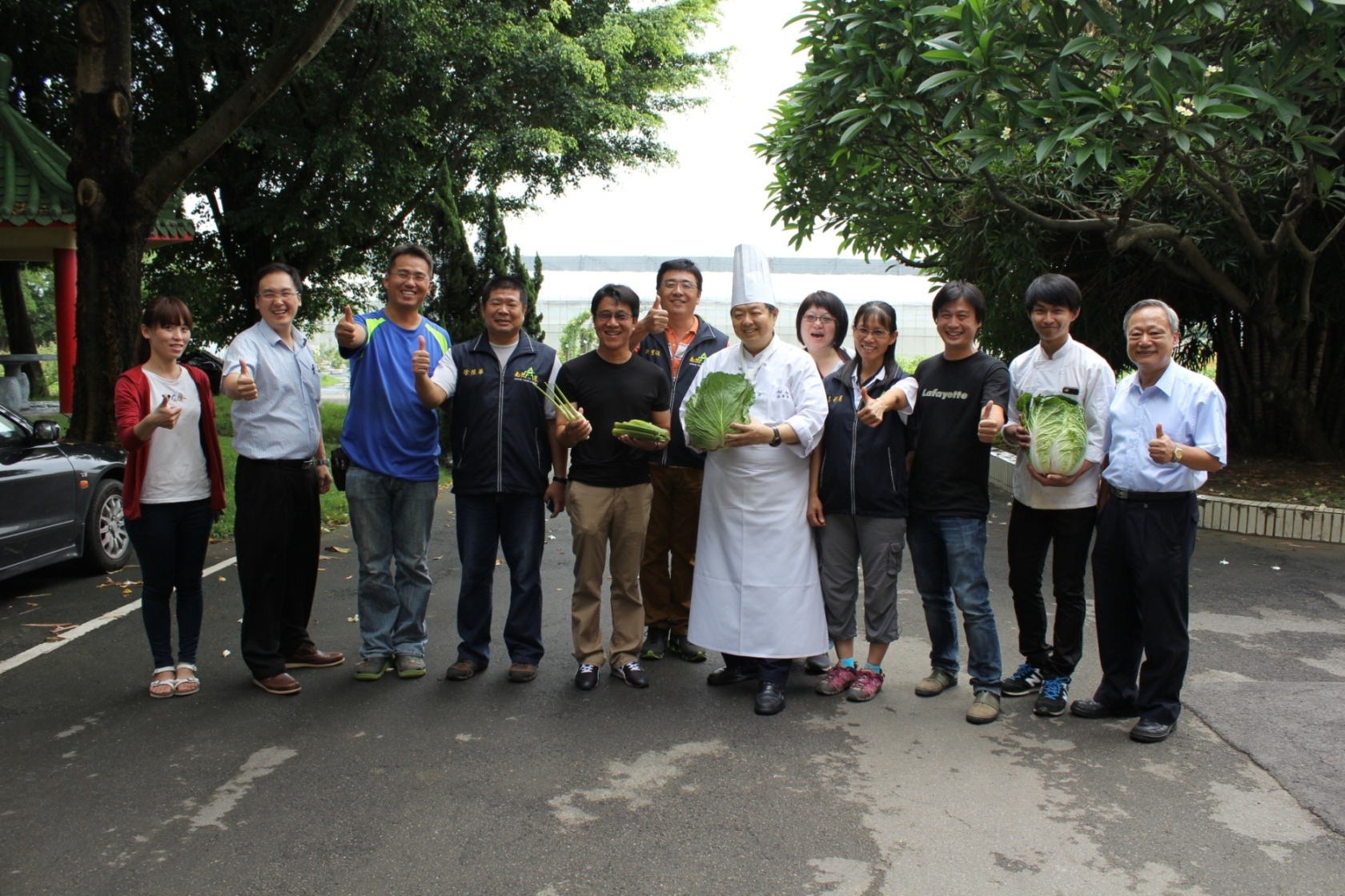 曾秀保師傅（右六）及林錦宏課長（右一）開心地與參訓青年農民合照