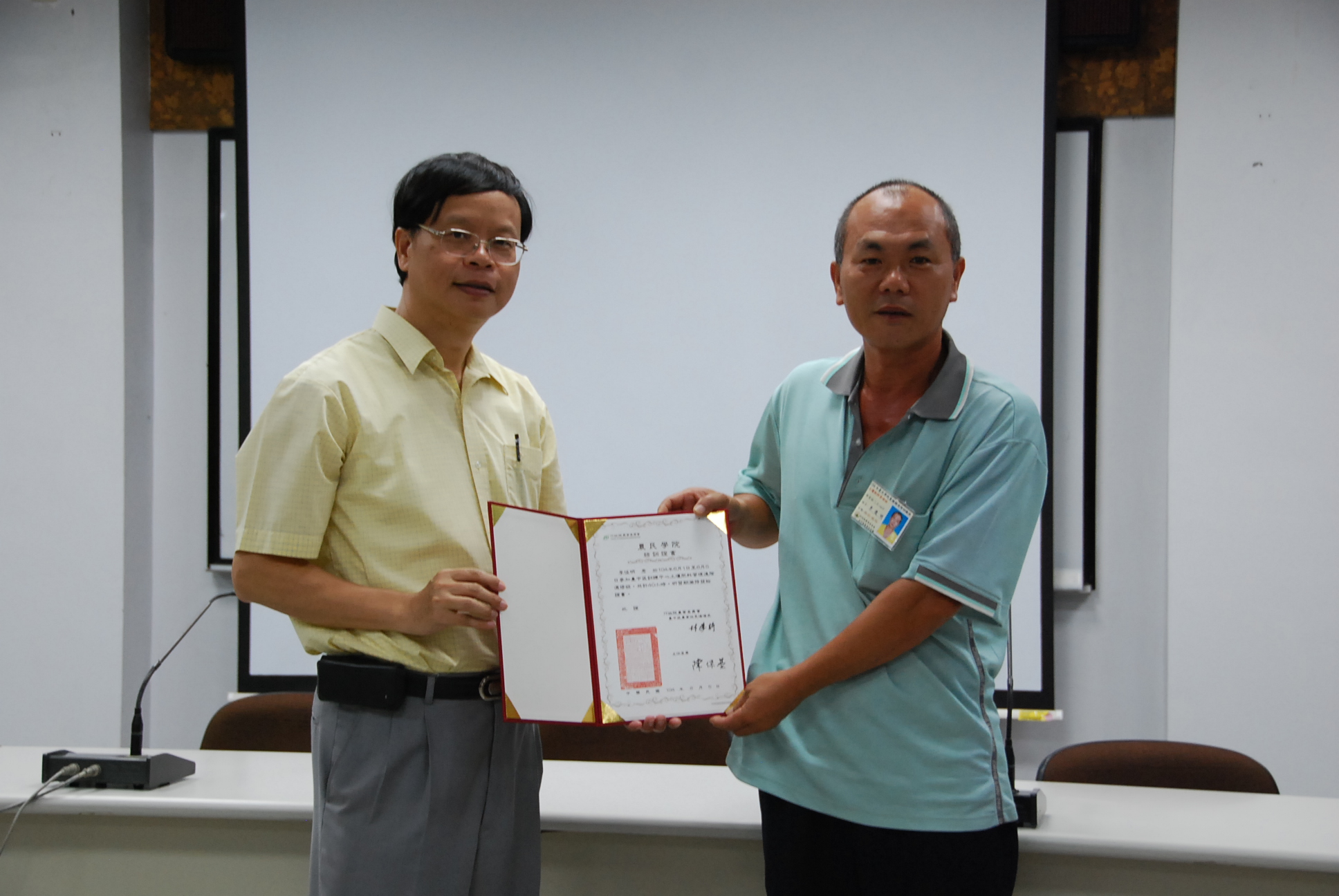 104 年 6 月 5 日土壤肥料管理班由林學詩場長頒發 40 小時結業證書