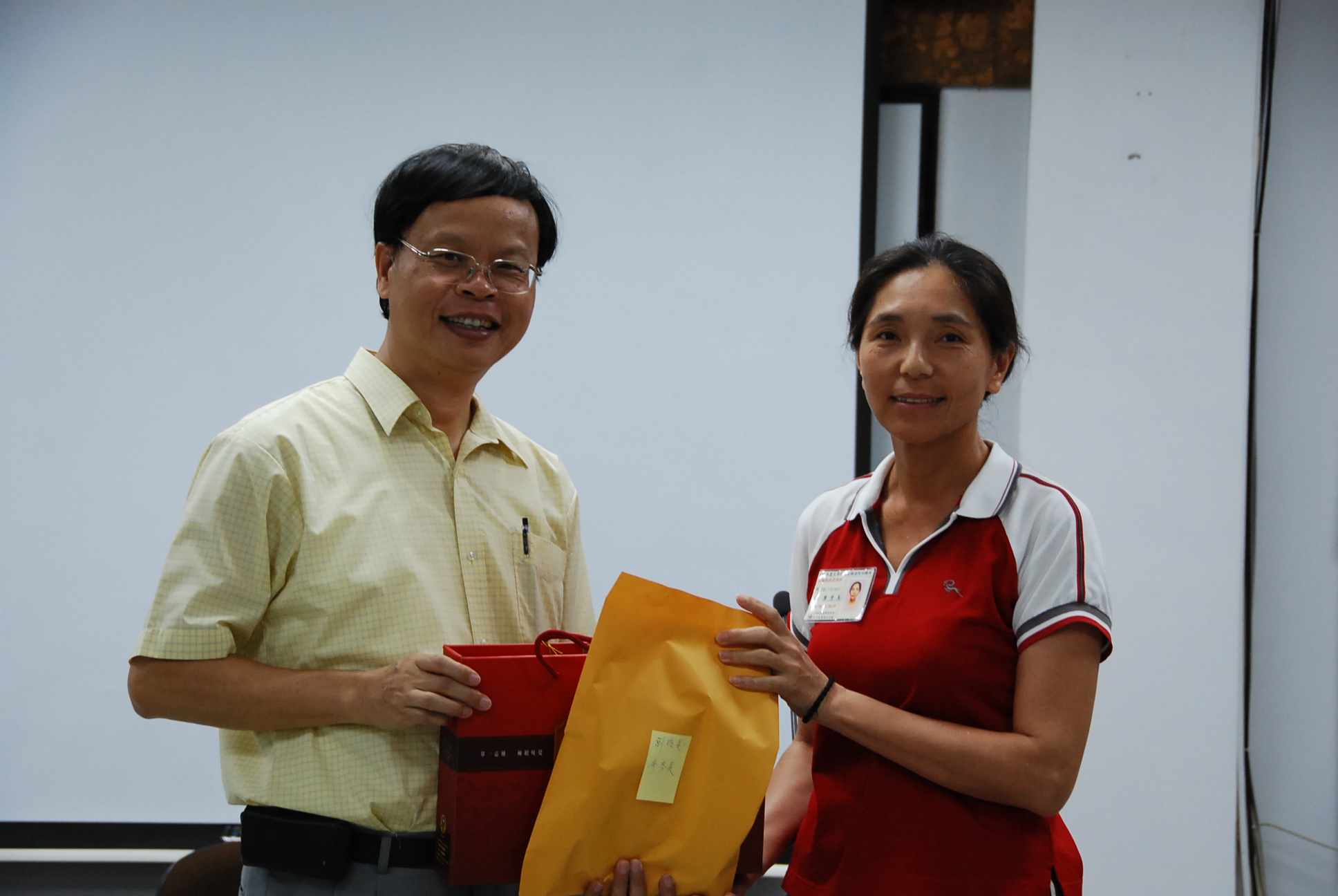 林學詩場長致贈紀念品予熱心服務的副班長