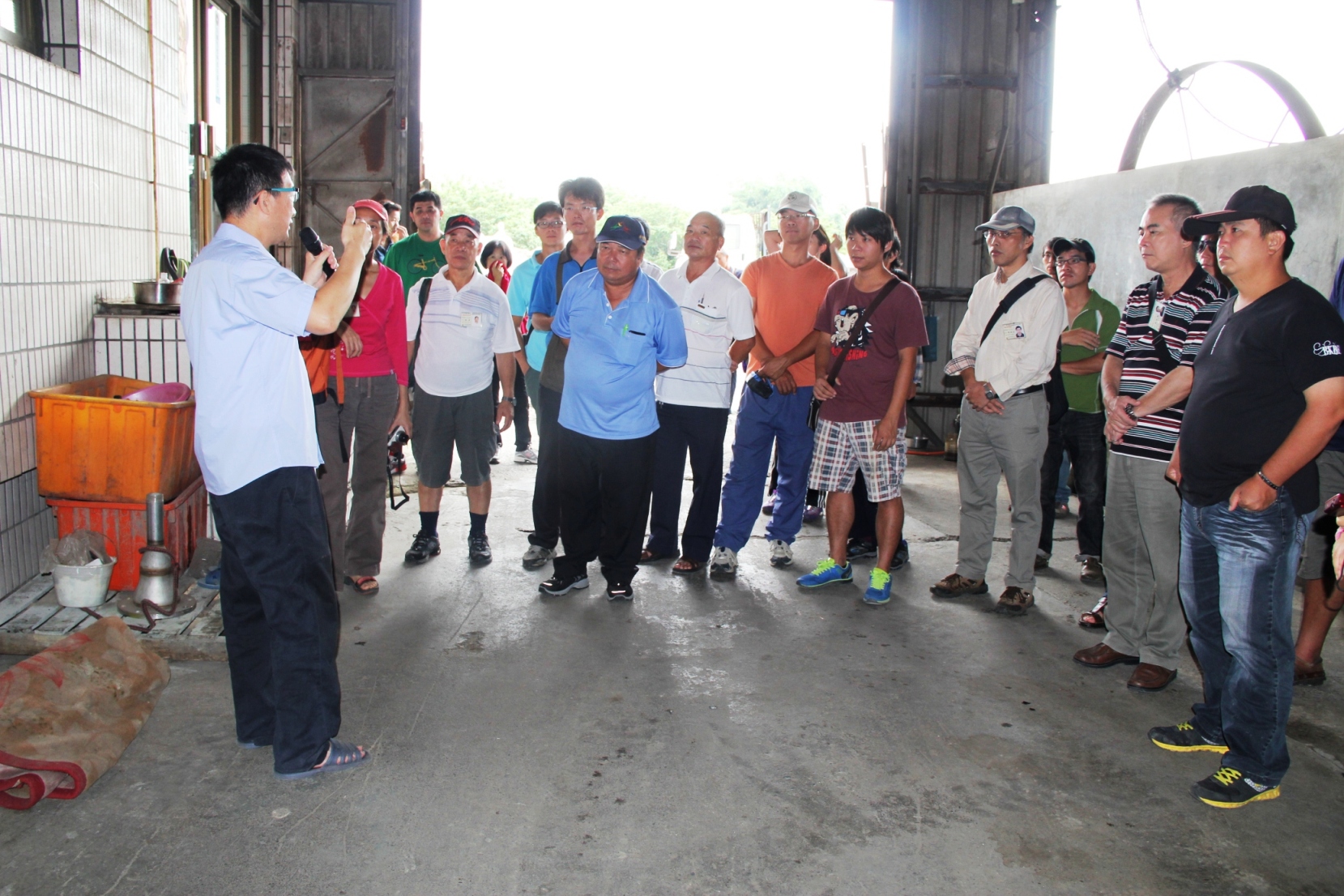 學員參訪大城鄉方圓生技公司瞭解有機質肥料製作過程