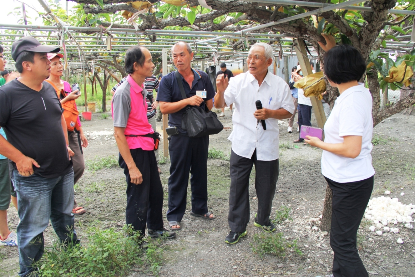 學員參訪溪州鄉廖榮德班長果園分享務農施肥經驗 