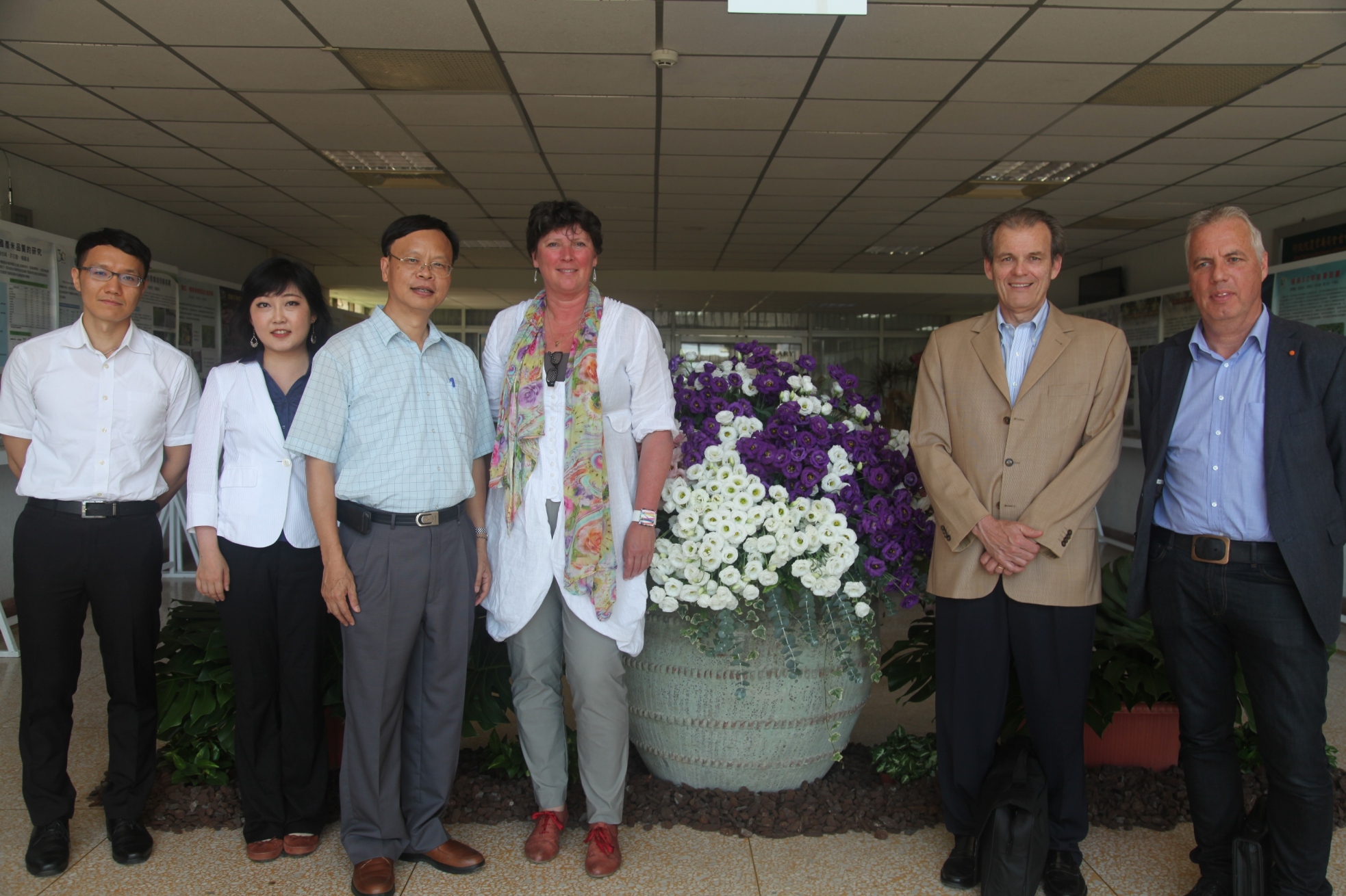 臺中區農業改良場林場長學詩於104年6月9日接待「北荷蘭省商務代表團」乙行四人參訪本場，雙方互作簡報後商談未來合作之可行性