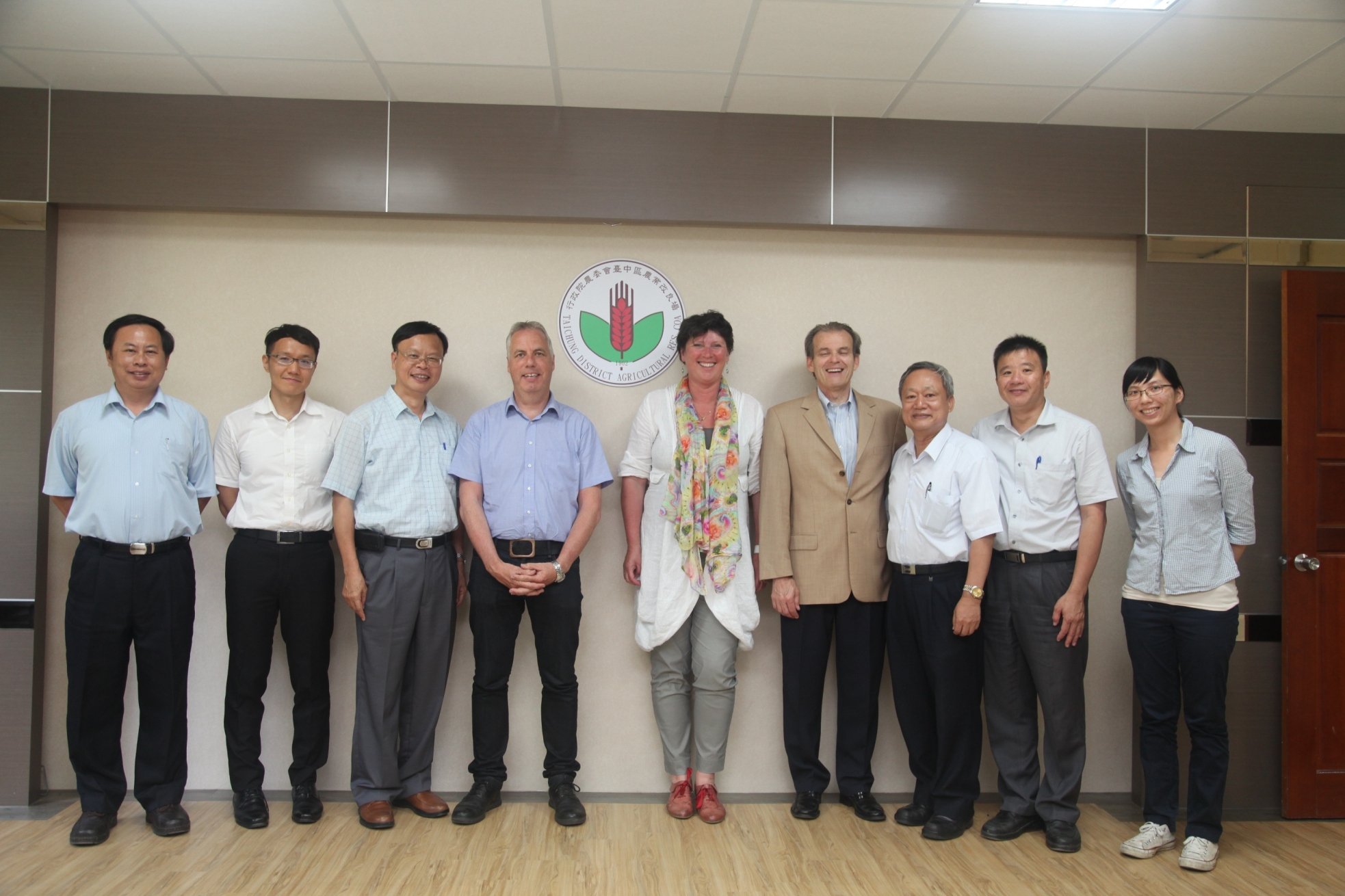 臺中區農業改良場林場長學詩於104年6月9日接待「北荷蘭省商務代表團」乙行四人參訪本場，雙方互作簡報後商談未來合作之可行性