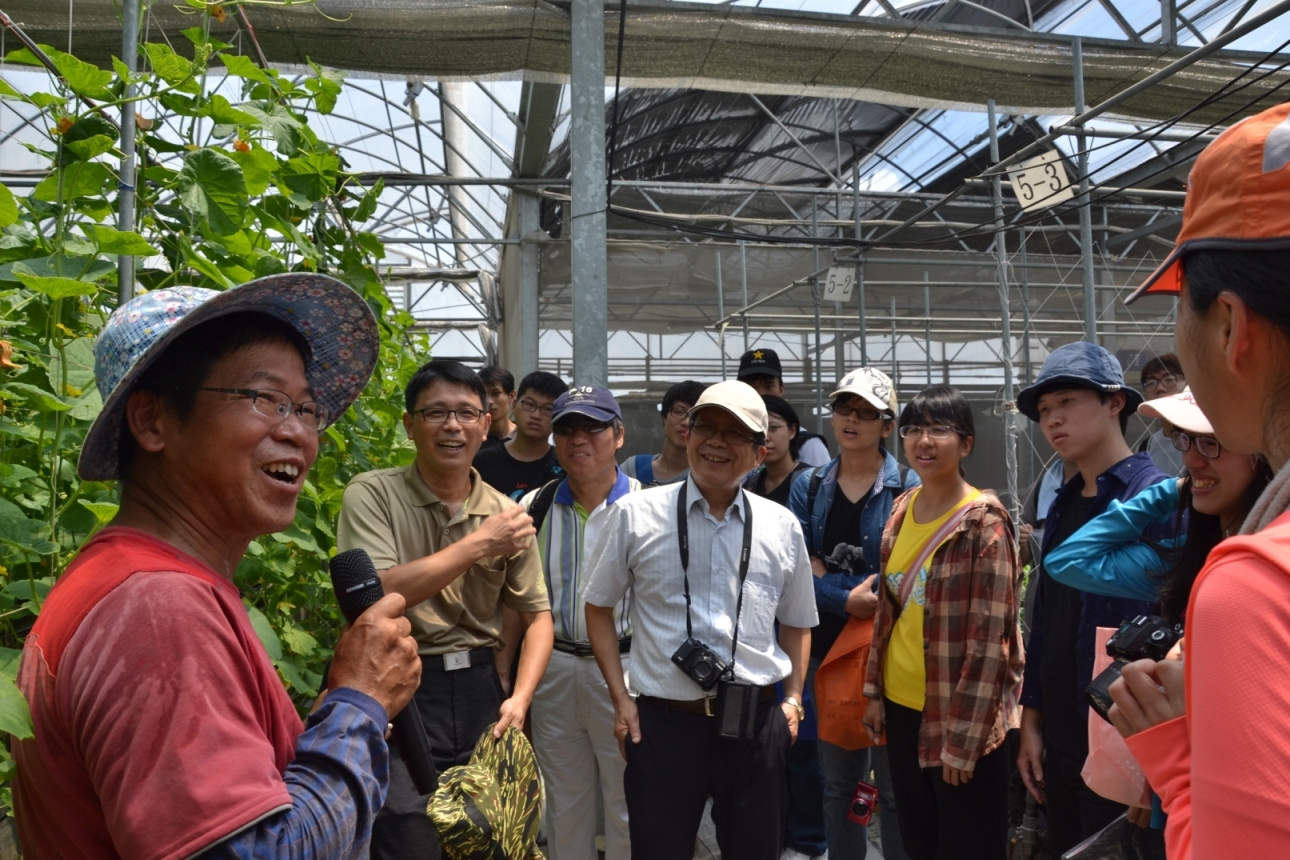 林學詩場長於 104 年 6 月 12 日接待中興大學植物病理系黃振文前院長、詹富智主任、曾國欽教授、張碧芳教授、鍾光仁教授，鍾文鑫教授、王智立教授及博碩士學生等一行29人，參訪本場田間試驗及農業設施