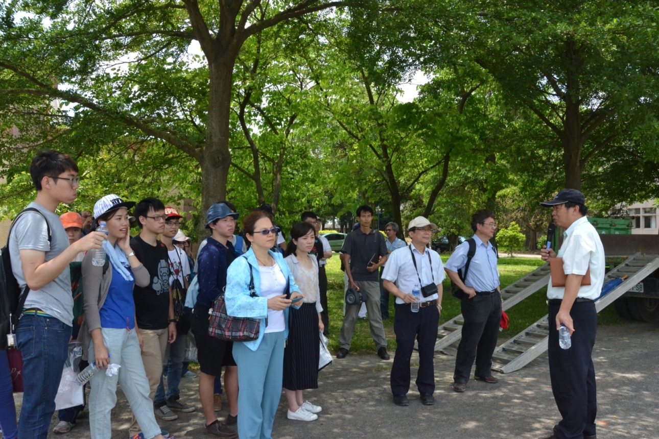 林學詩場長於 104 年 6 月 12 日接待中興大學植物病理系黃振文前院長、詹富智主任、曾國欽教授、張碧芳教授、鍾光仁教授，鍾文鑫教授、王智立教授及博碩士學生等一行29人，參訪本場田間試驗及農業設施