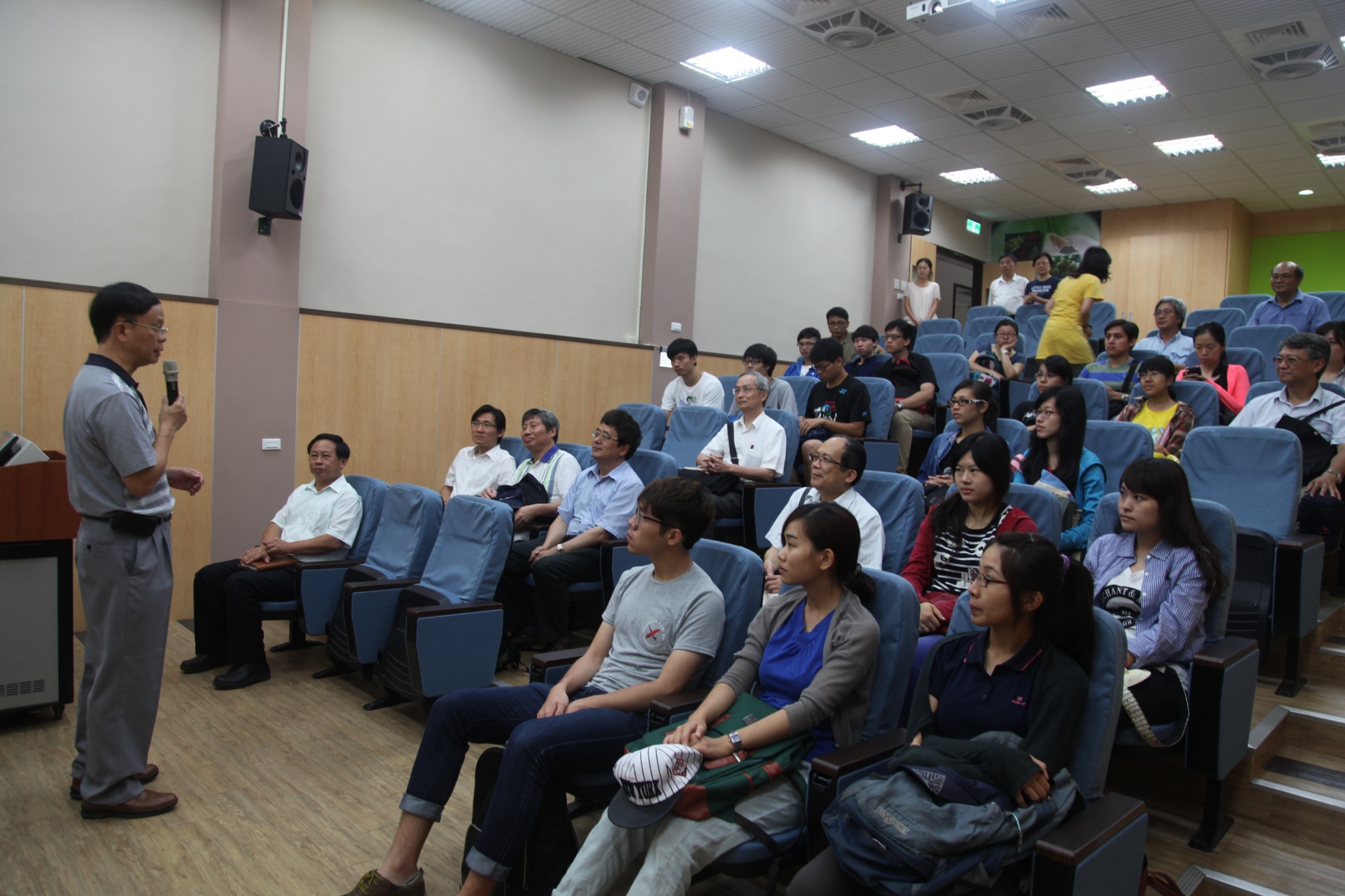 林學詩場長於 104 年 6 月 12 日接待中興大學植物病理系黃振文前院長、詹富智主任、曾國欽教授、張碧芳教授、鍾光仁教授，鍾文鑫教授、王智立教授及博碩士學生等一行29人，參訪本場田間試驗及農業設施