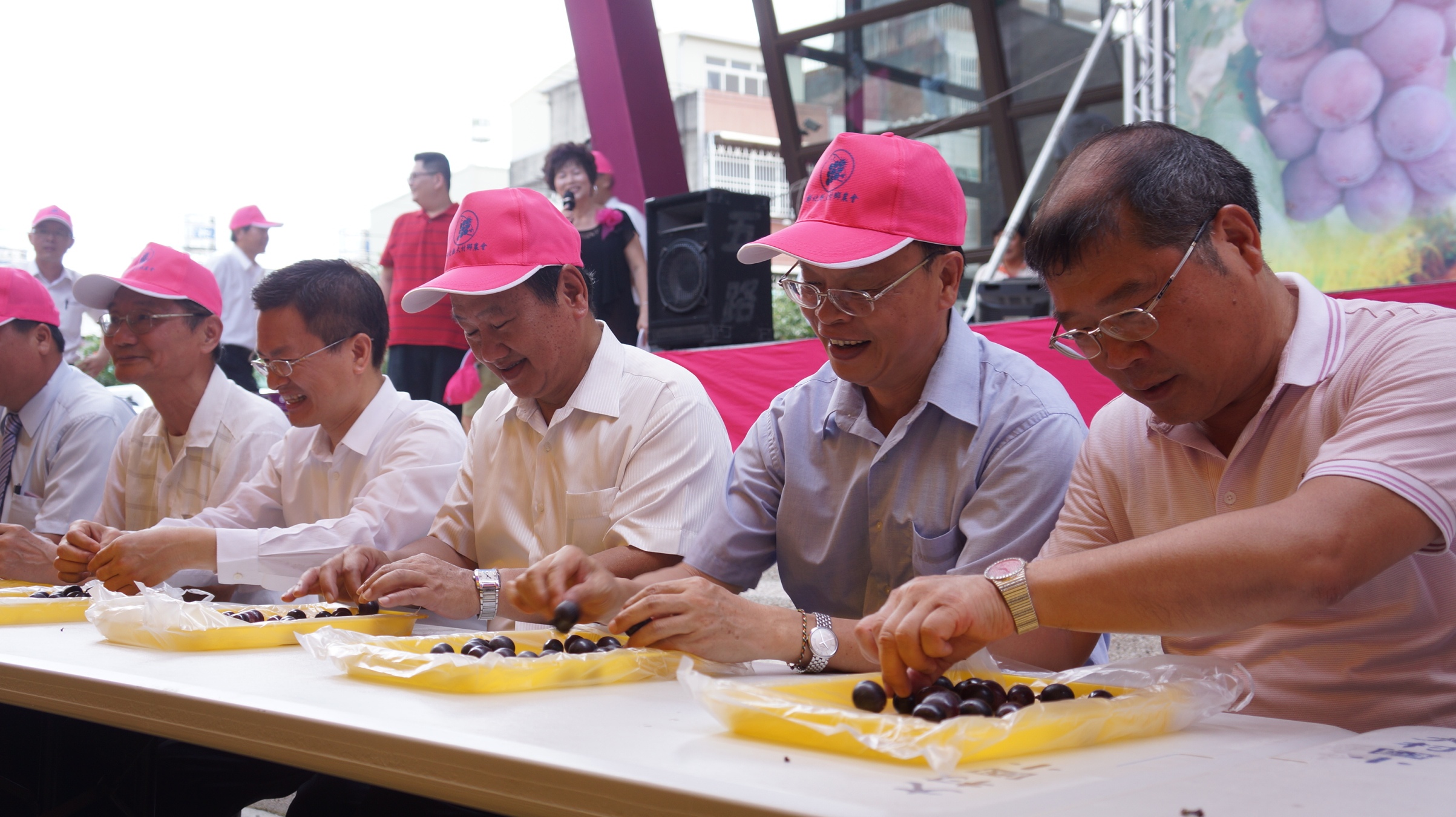 與會來賓一起品嘗巨峰葡萄