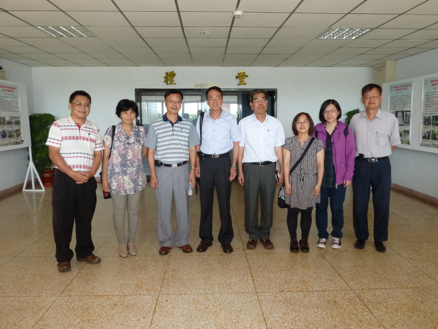 金門縣建設處翁自保處長及金門農試所楊慧明所長率金門縣府相關同仁於 104 年 6 月 12 日至本場商討小麥及高粱育種試驗合作及參訪本場高粱試驗田間。