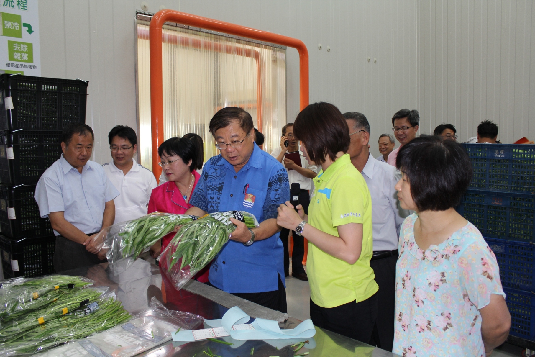 農委會陳保基主委訪視彰化縣台盛有機農場，現場由農場二代詹雅婷青年農民向主委介紹有機蔬菜進貨包裝流程 
