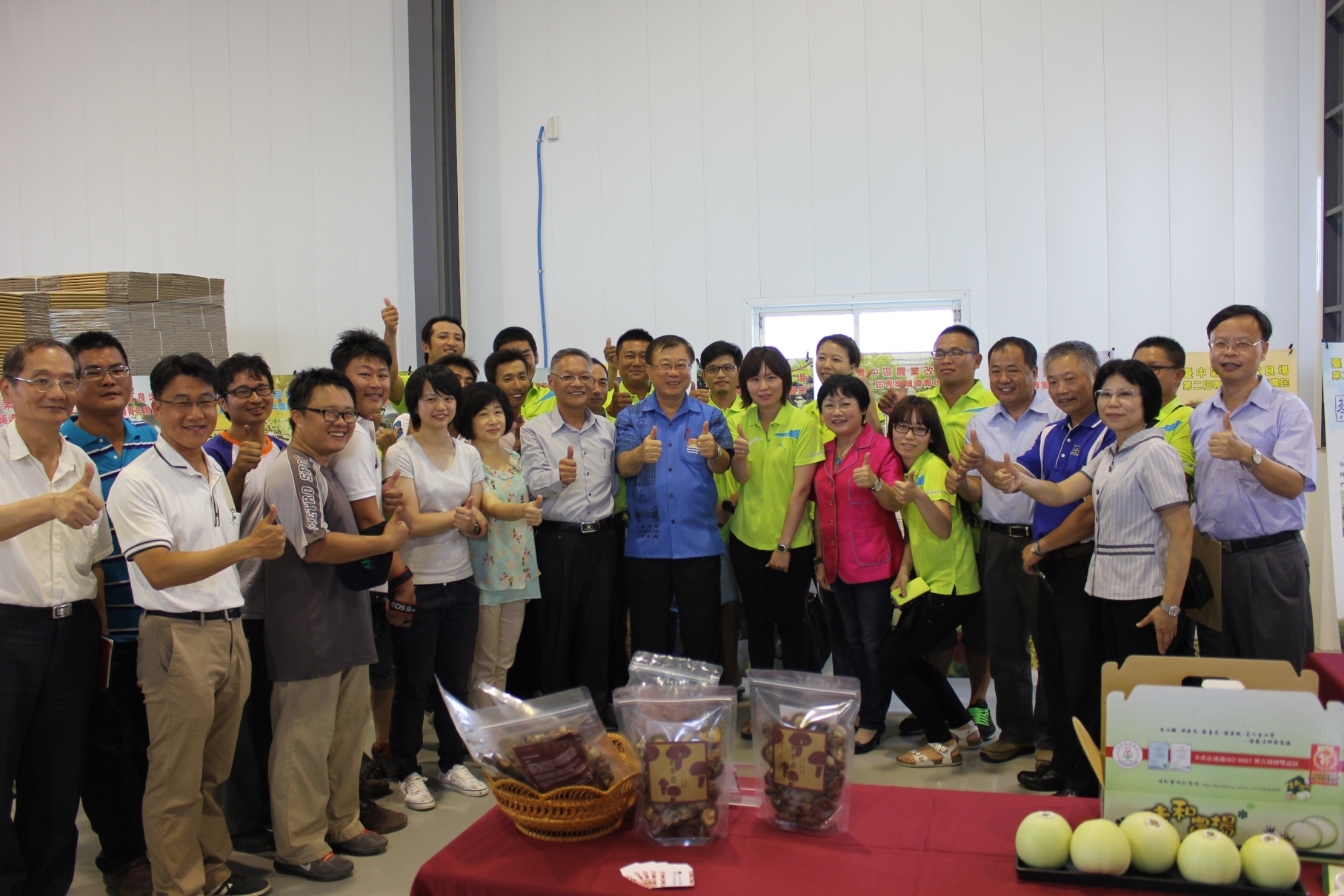 陳保基主委在彰化縣永靖鄉台盛有機農場開心地與青年農民合影 