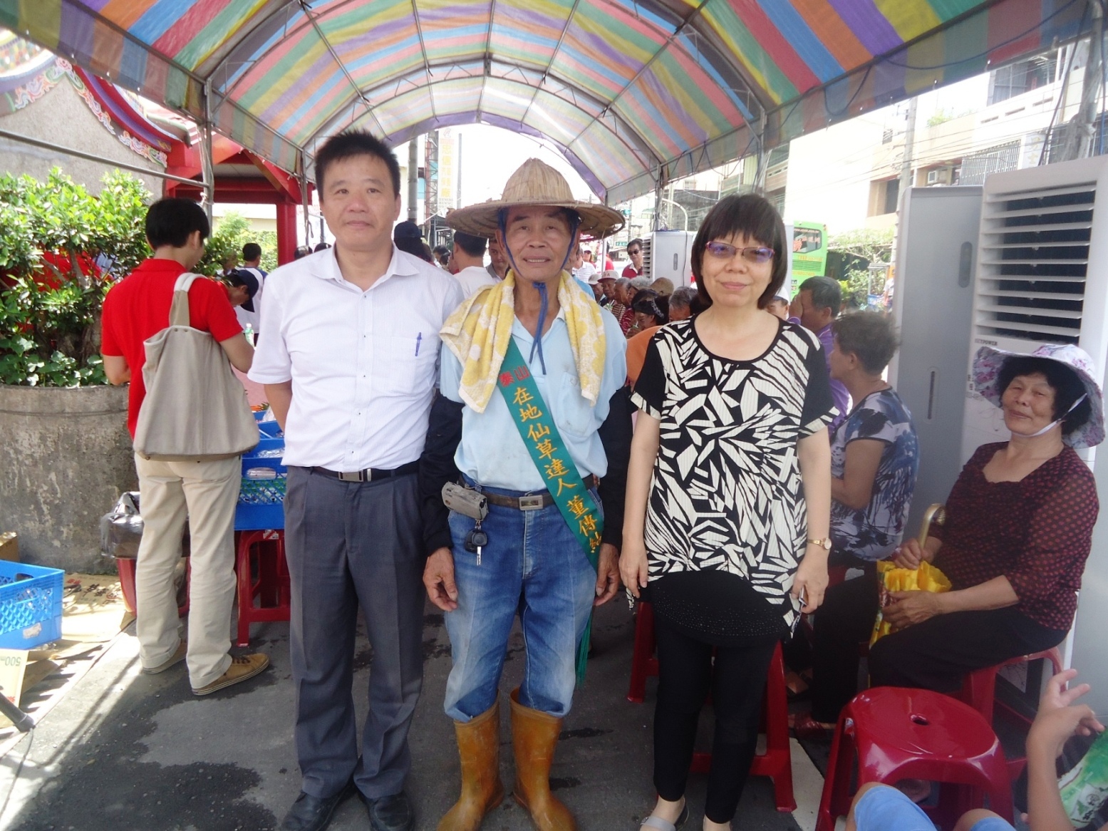 洪梅珠秘書 ( 右一 ) 、蕭政弘課長 ( 左一 ) 與在地仙草達人董傳結先生 ( 中間 ) 合影 