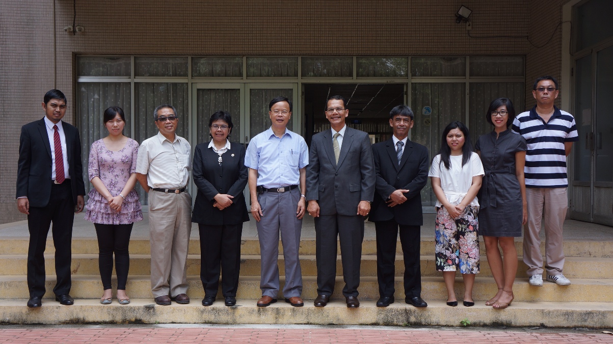 臺中區農業改良場林場長學詩與印尼參訪團合照(右5：賈米爾，右4：亞斯圖)