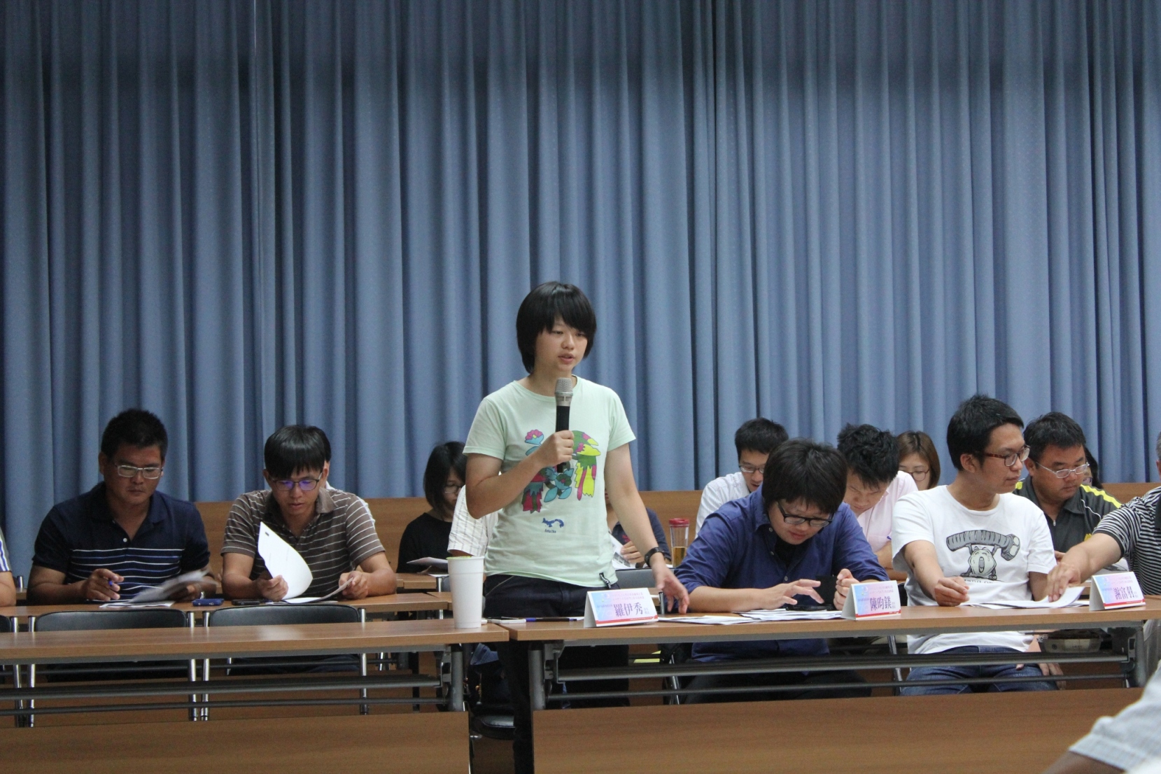 羅伊秀青年農民（站立者）分享荷蘭標竿 產業研習心得 