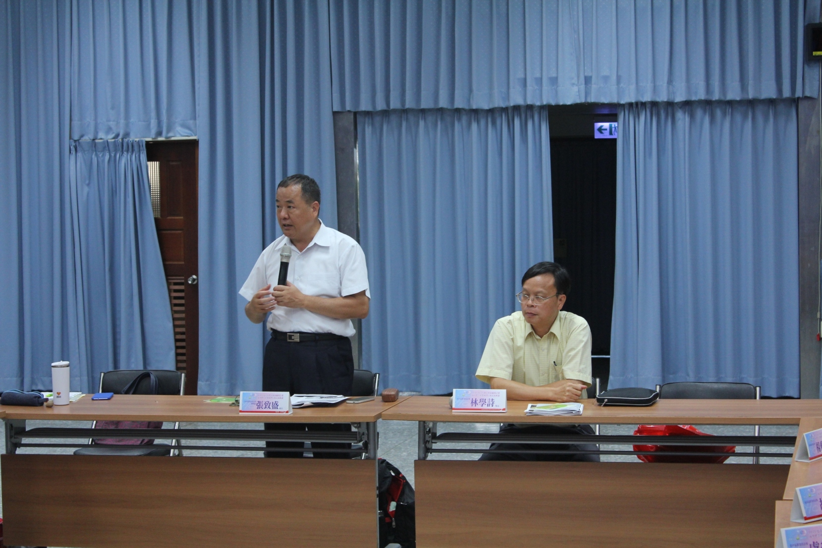 青年農民荷蘭海外參訪交流座談由農委會輔導處張致盛處長（左一）及林學詩場長共同主持 