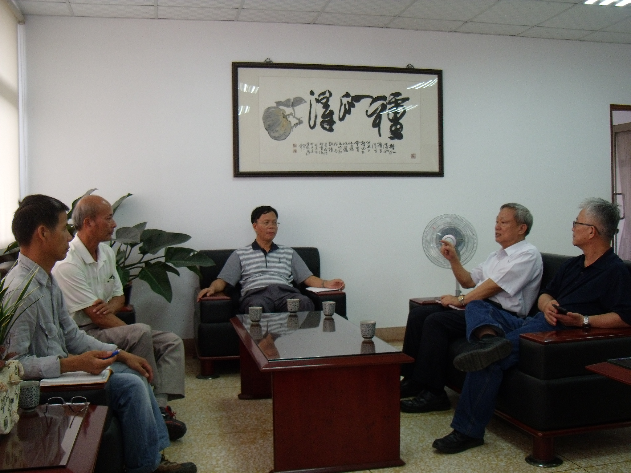 臺中市有機發展協會巫建旺理事長（左一）於104年7月1日下午拜訪本場林場長就台中市有機農業的發展交換意見