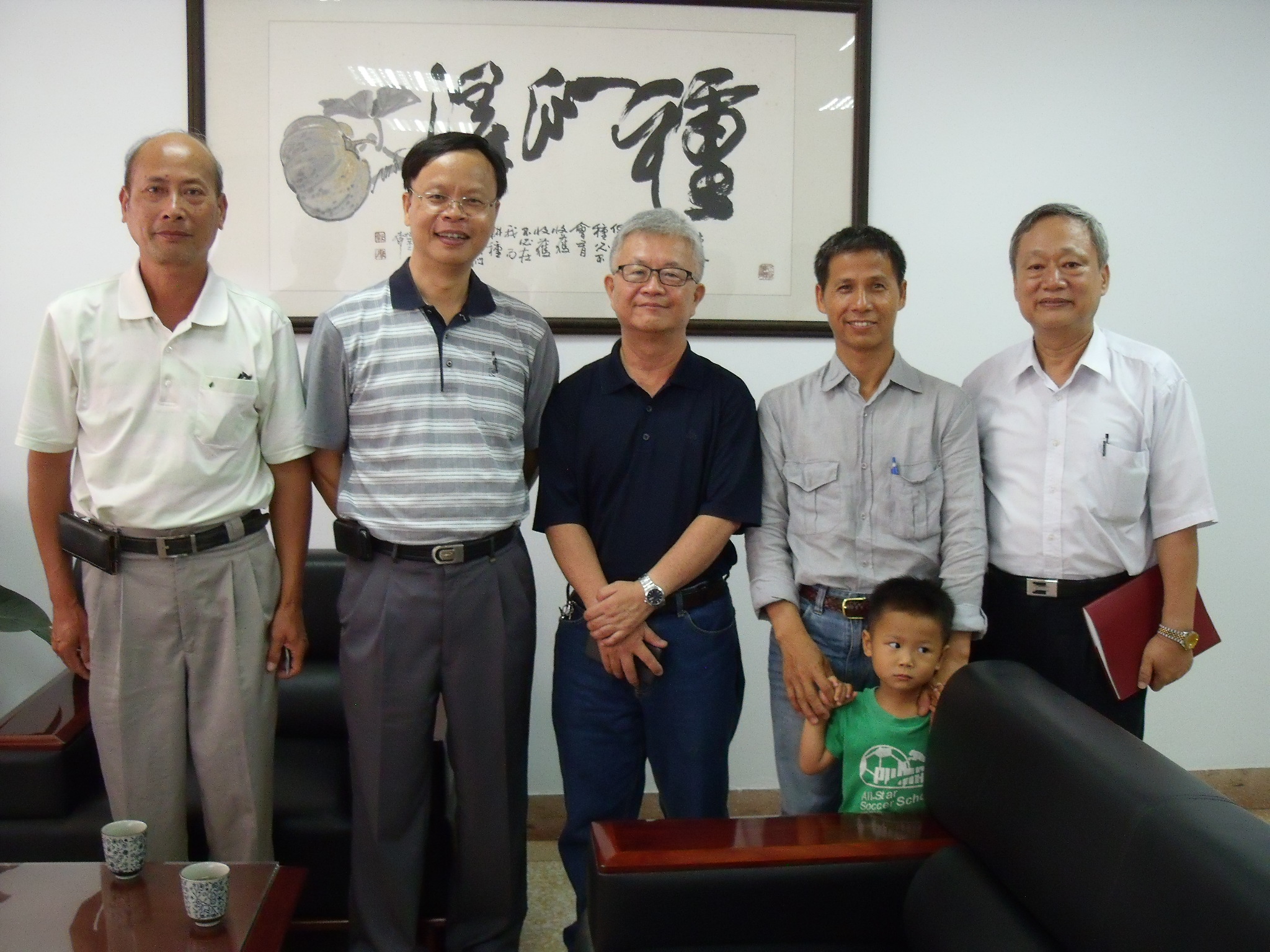 臺中市有機發展協會巫建旺理事長（左一）於104年7月1日下午拜訪本場林場長就台中市有機農業的發展交換意見