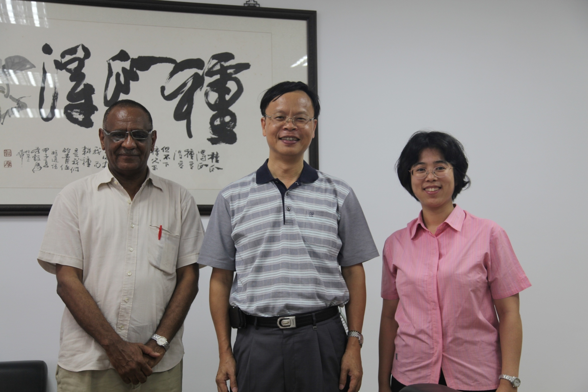 臺中區農業改良場林學詩場長 ( 圖中 ) 與巴林代理司長伊山姆( 左 1) 、外交部張婉君專員 ( 右 1) 合照 