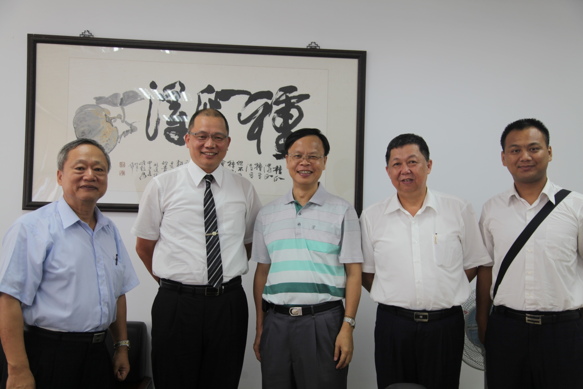 大甲農會新就任黃瑞祥總幹事(左2)拜會本場林學詩場長，討論大甲區農業發展與推廣