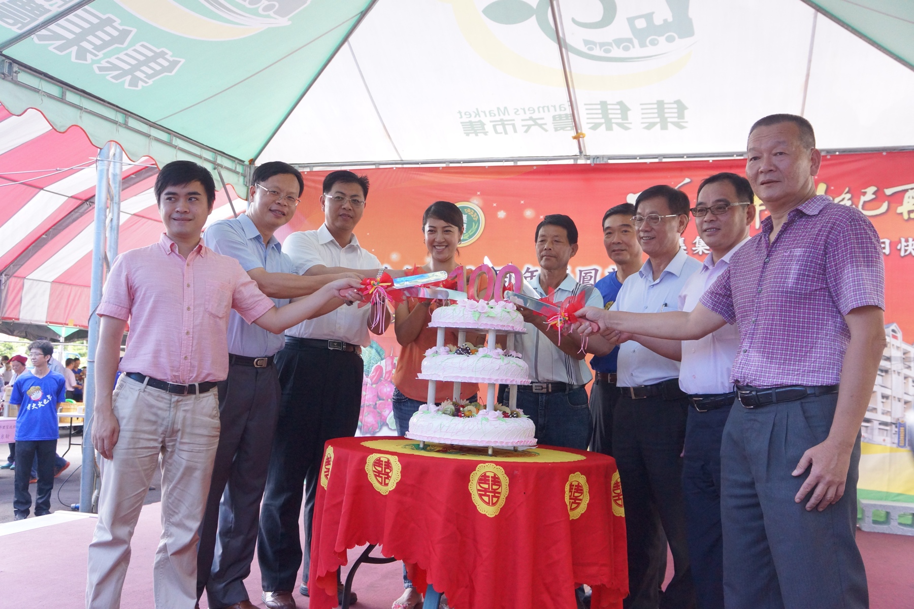 與會來賓共同切蛋糕為集集鎮農會創立百周年慶生