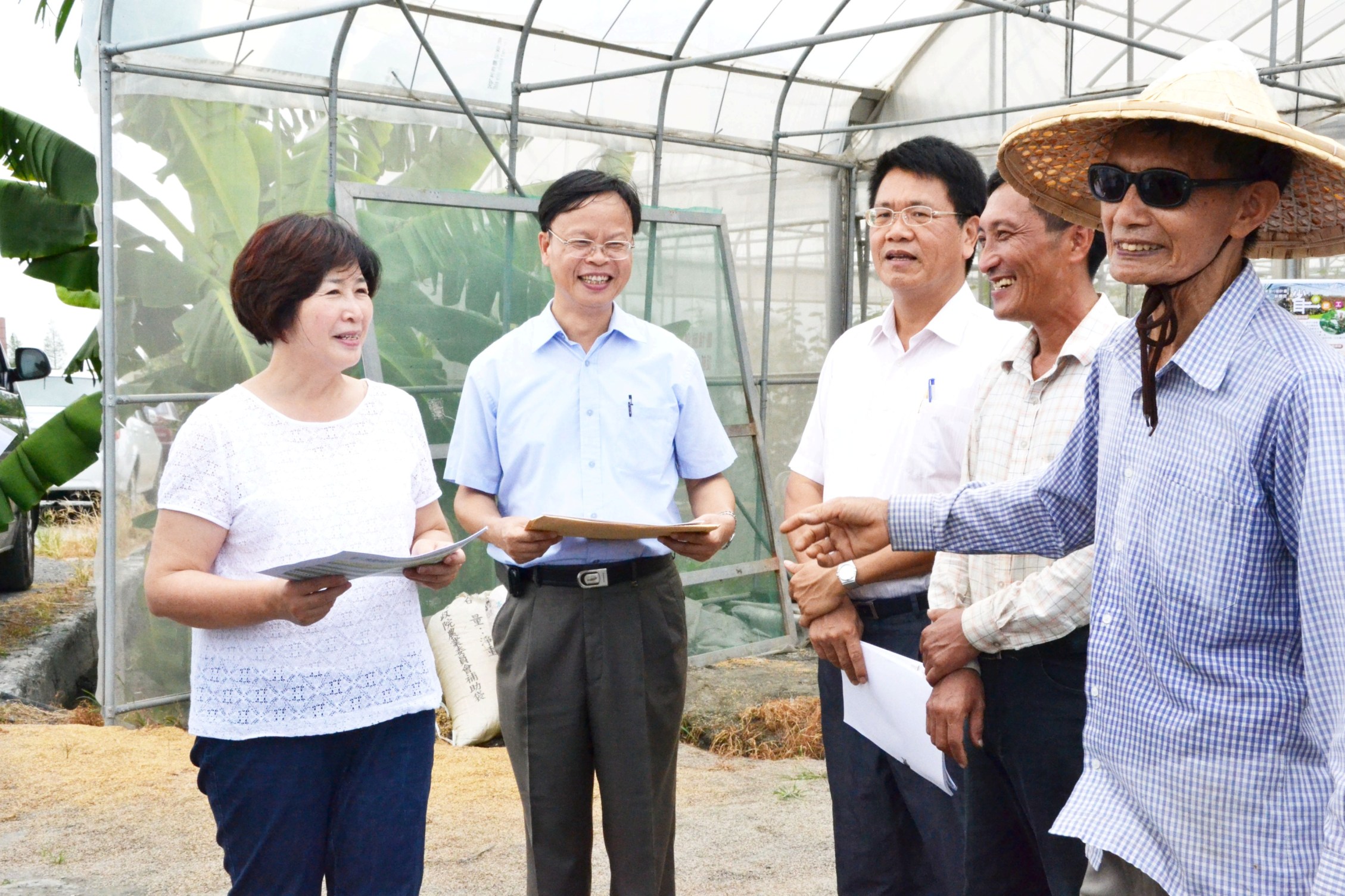 林學詩場長(左二)及鄭汝芬立委(左一)與農友陳義松(右一)陳蒼鄢(右二)討論黃金廊道內的農業經營 