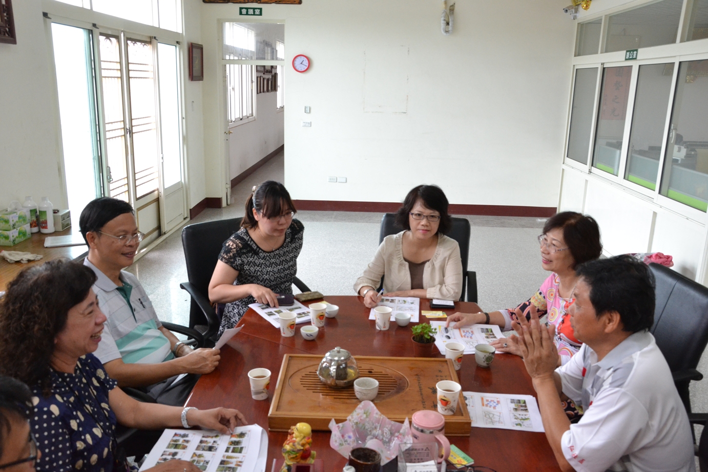 周俊麟班長向林學詩場長、農委會科技處李紅曦副處長、田尾鄉農會楊春枝總幹事等人介紹瑞楓花卉農園之經營情形，並交換意見