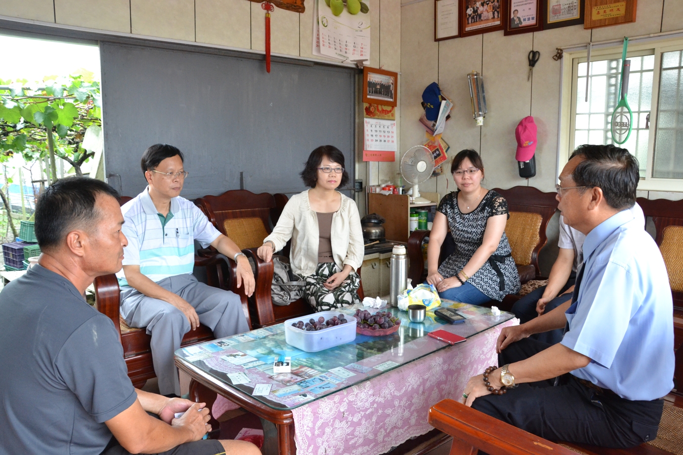 林學詩場長、農委會科技處李紅曦副處長 、溪湖鎮農會陳嘉修總幹事 等人訪視 溪湖鄉鎮葡萄產銷班第 8 班何澤焜班長，彼此交換意見