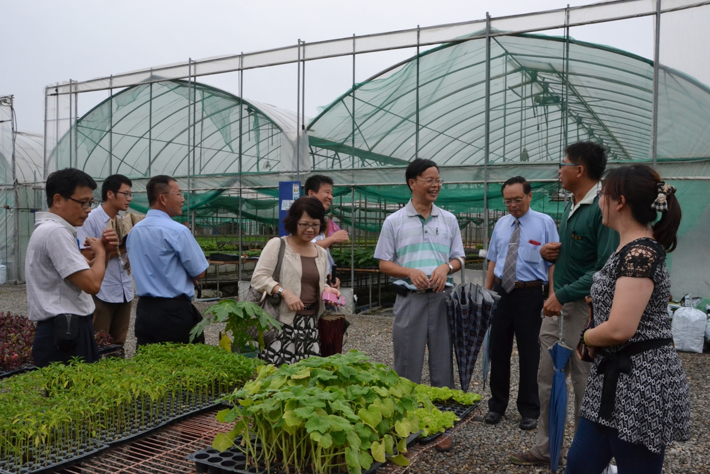 林學詩場長、農委會科技處李紅曦副處長 、溪湖鎮農會陳嘉修總幹事 等人參訪 謝博華先生經營之博華育苗場