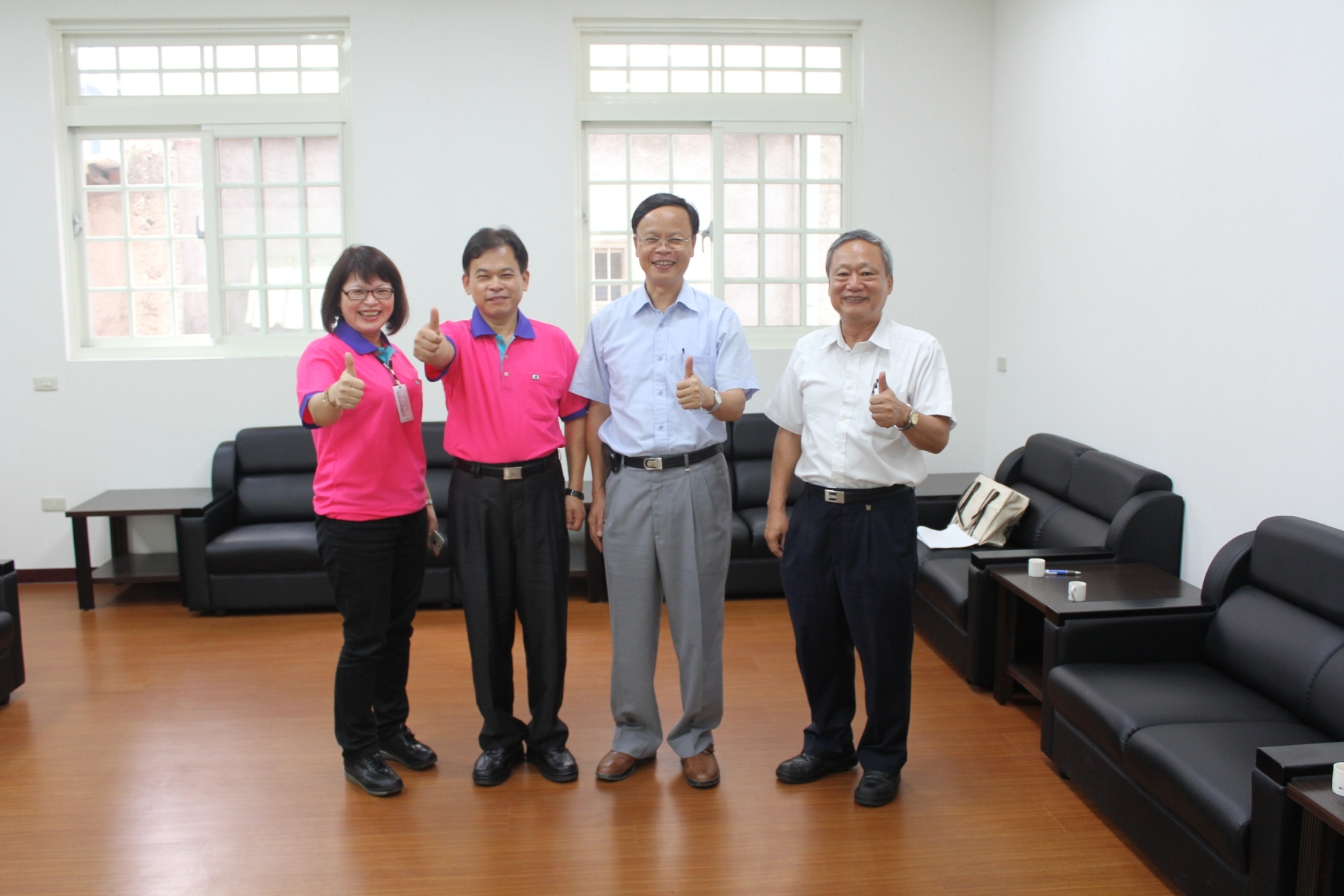 林場長(右二)拜訪國姓鄉農會羅宏聘總幹事(左二)，針對鄉內咖啡及枇杷產業交換意見後合影留念 