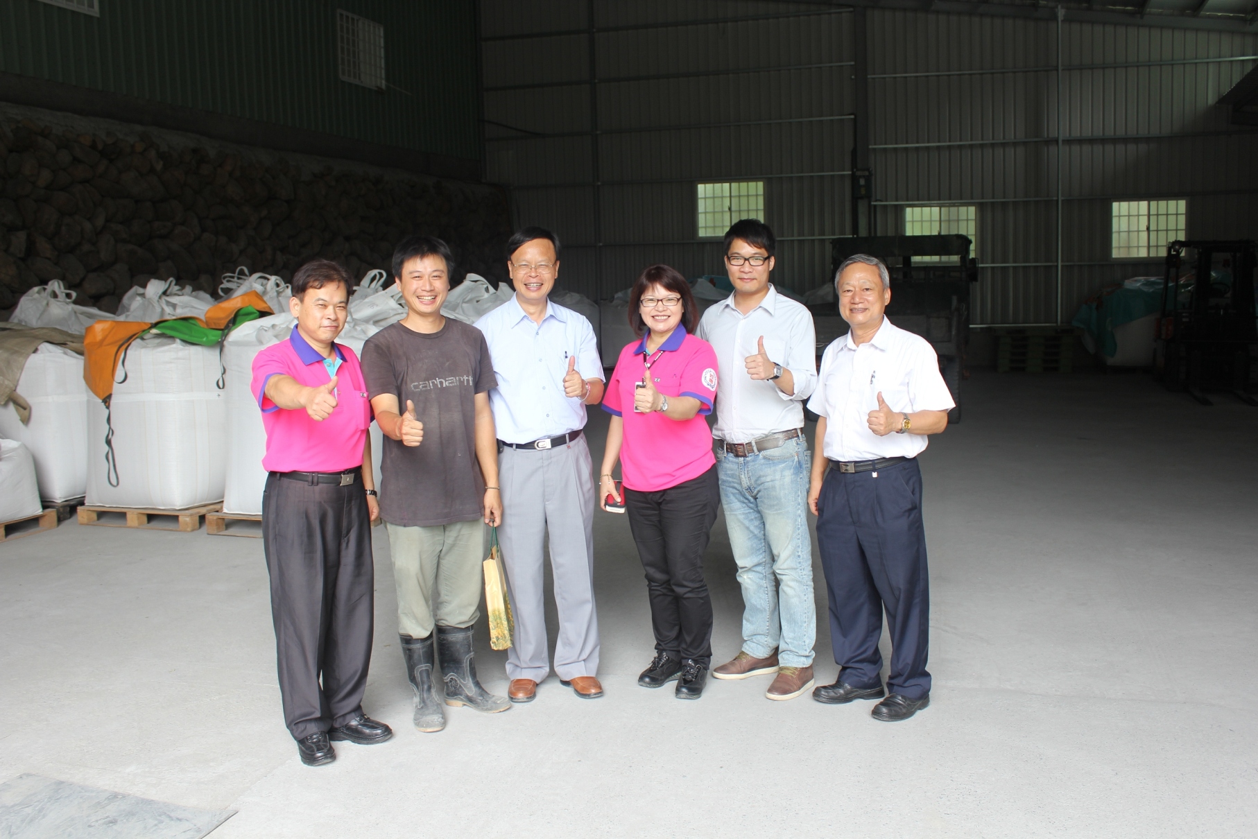 林場長、羅宏聘總幹事及張育賢督導訪視黃國峰青年農民，肯定回鄉從農及堅持有機之經營