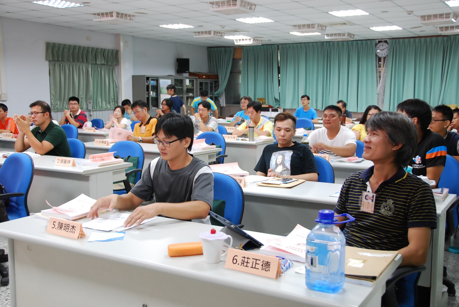 學員學習蔬菜栽培管理技術並認真聽講 