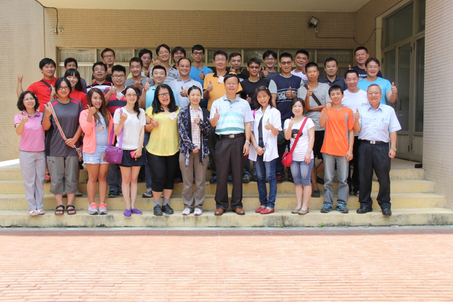 學員與林學詩場長 ( 中 ) 合影 