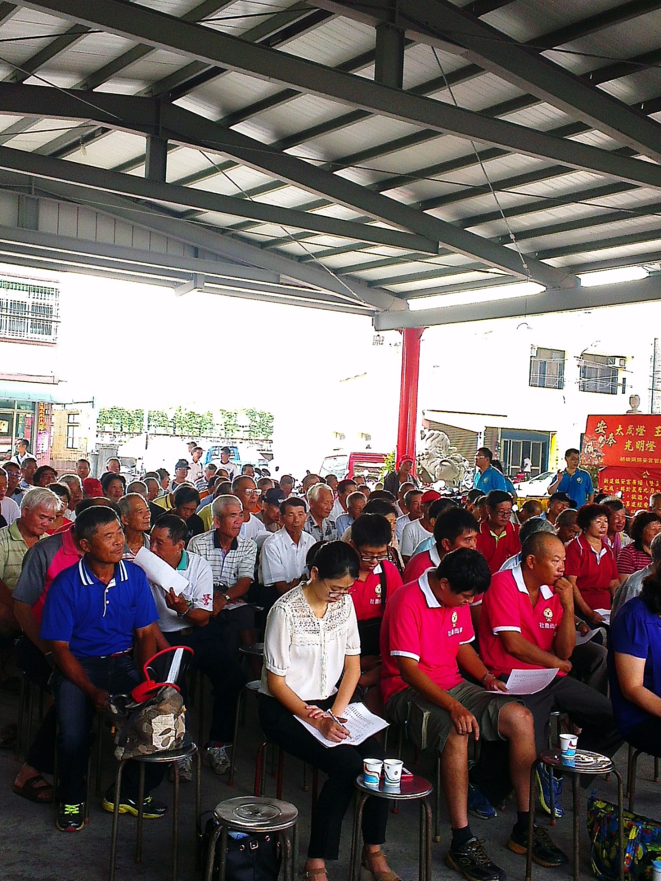 說明會現場農友神情專注並與研究人員互動熱絡 