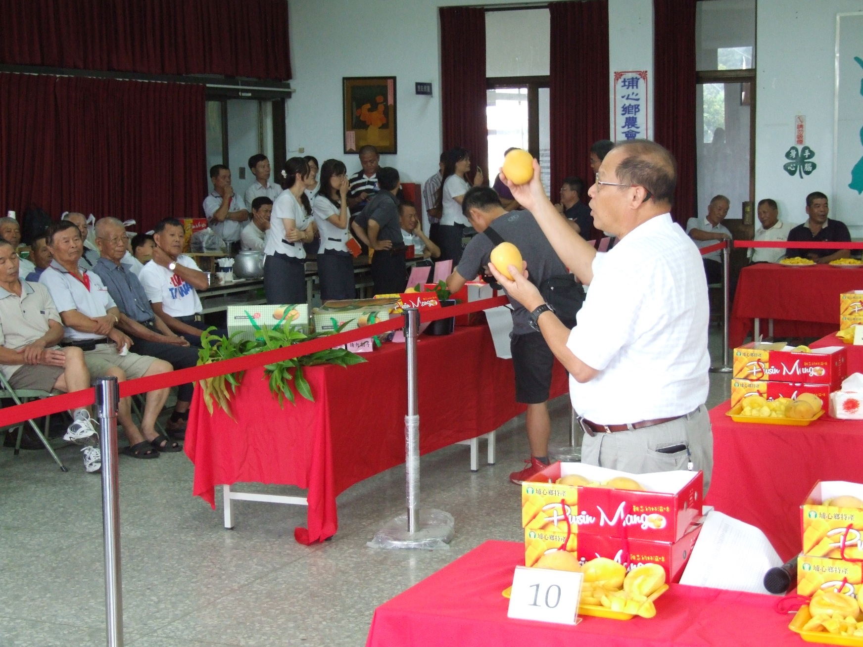 本次金蜜芒果評鑑共有 40 組參賽，評鑑結果出爐後，由高德錚副場長與現場農友們說明金蜜芒果評鑑標準與參加競賽果品應注意事項