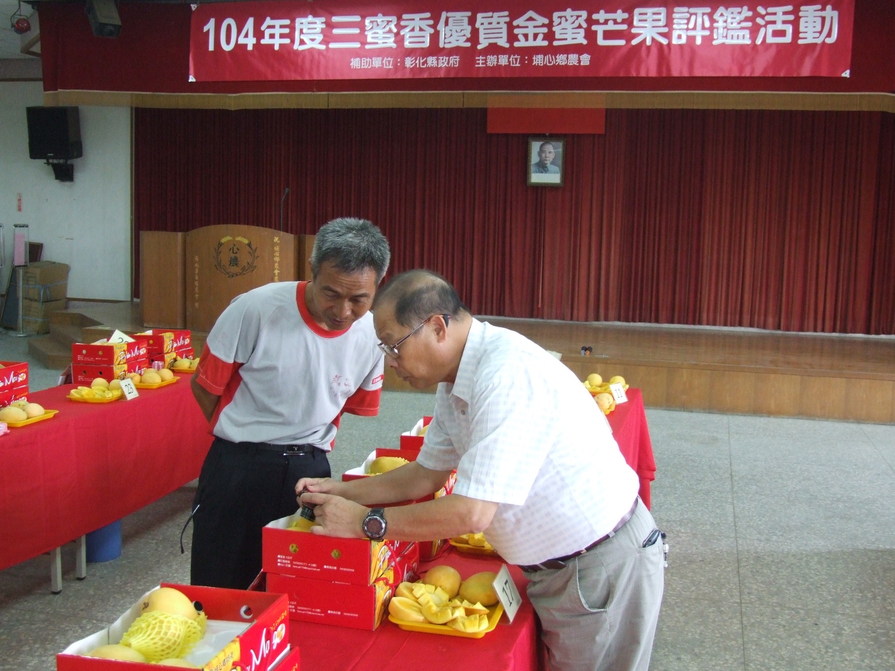 高德錚副場長與農友講解參賽果品的優缺點及提供下次參與評鑑的注意要點與改善方式，以期待下屆競賽時可獲得好成績