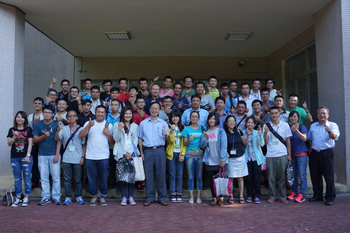 參加訓練的臺中市青年農民與臺中場林學詩場長合照