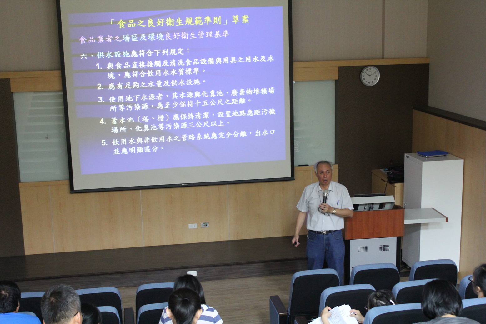 本場特聘前臺灣大學園藝系許明仁老師蒞場授課，輔導青年農民園產品加工安全觀念及加工技巧